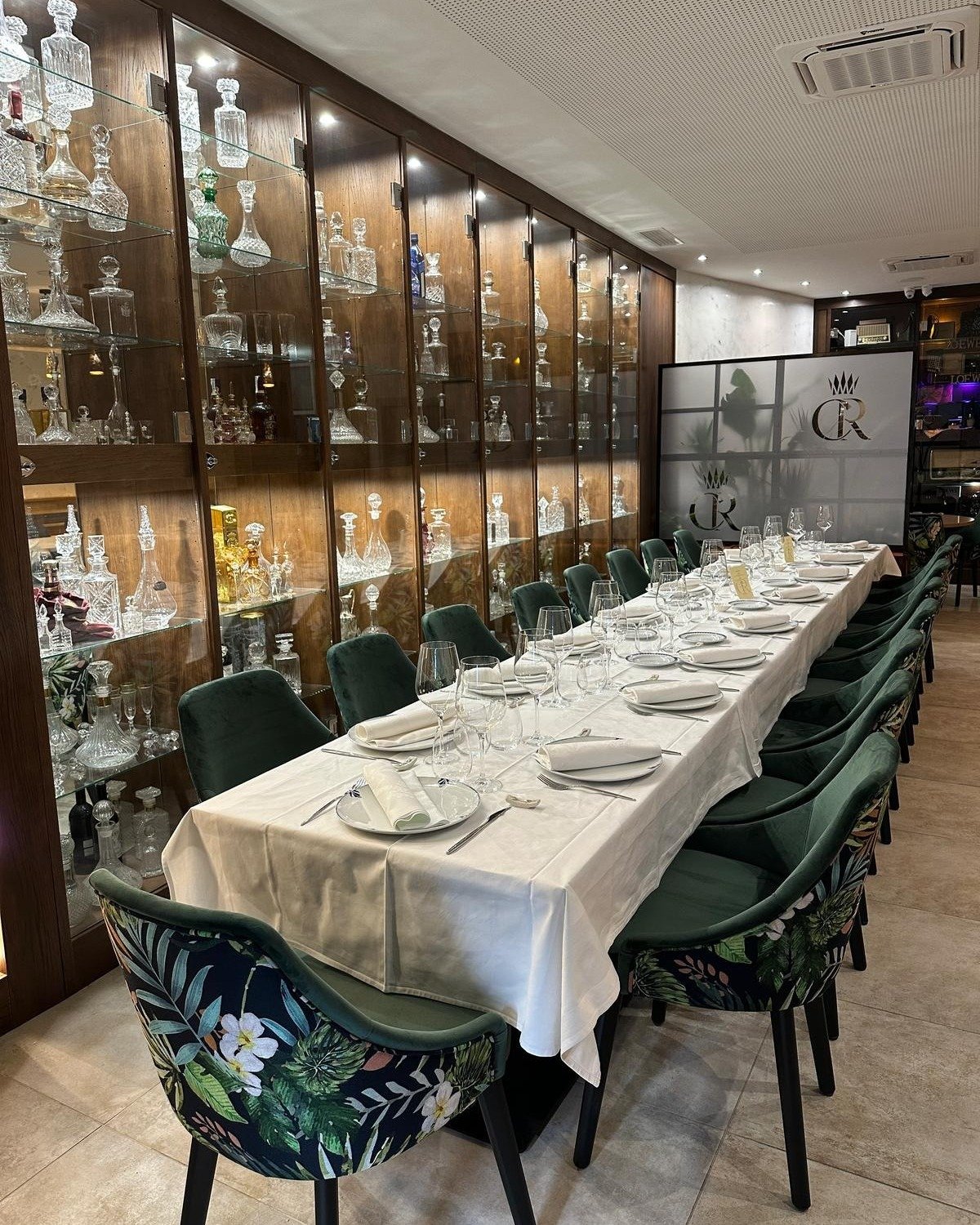 Mesa preparada para un evento en Cava Reina