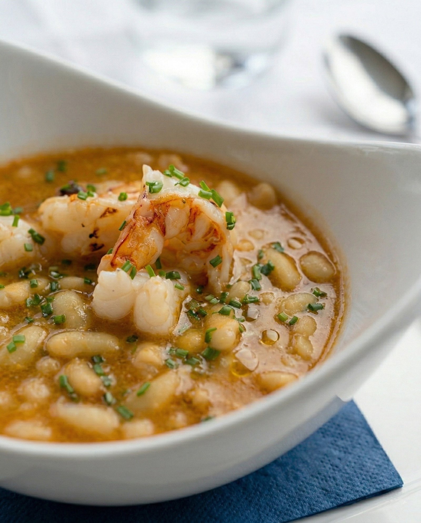 Garbanzo con langostino tigre en Cava Reina
